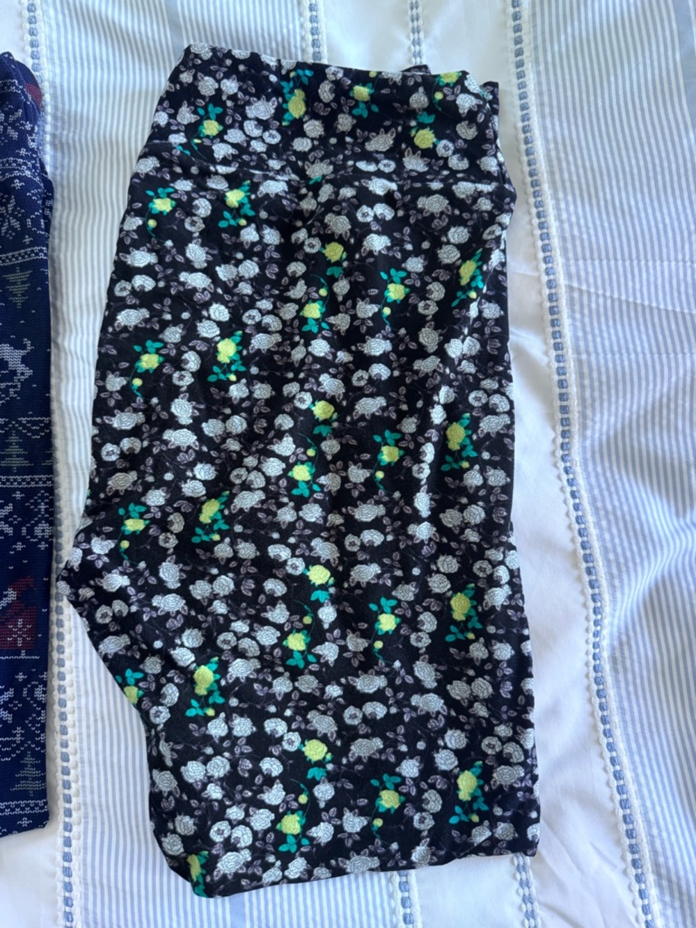 LuLaRoe Women’s Multi-Print Leggings Pack - Teal, Navy, Pink, Black - Picture 5 of 5